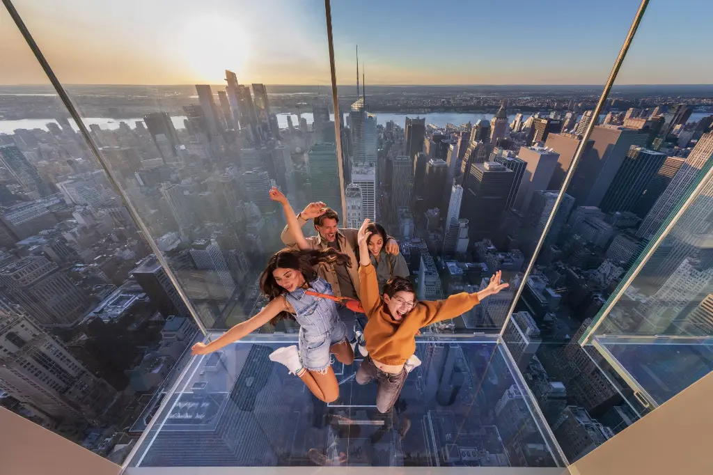 SUMMIT OV Levitation All-Glass Skyboxes - Family Jumping.webp