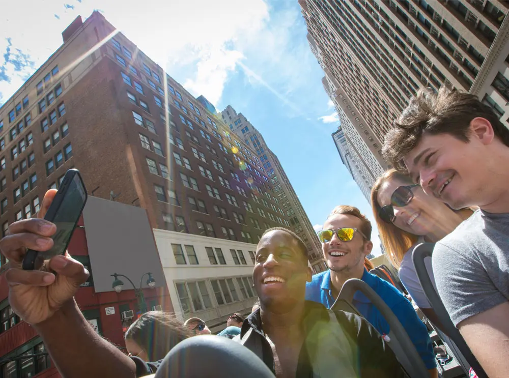 friends-taking-a-selfie-on-a-sightseeing-tour_2.webp
